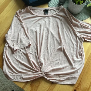 Jättefin top från Lindex - Top i nyskick från Lindex.  Storlek M och gammelrosa.  Lite längre i armarna än vanlig t-shirt.   74 % Modal 23 % polyester 3 % elastan