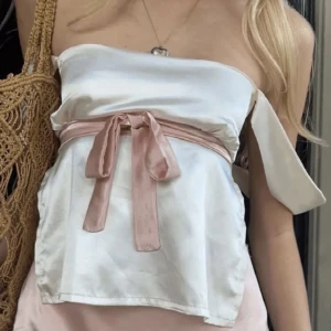 Super fin topp - Säljer denna super fin topp som inte passar mig längre, använd ca två gånger så i bra skick ❤️ lånad bilder, skriv för egna💞💞💞