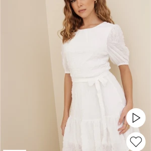 Studentklänning - Säljer min fina fina studentklänning. Den är väldigt bekväm och åker inte upp när man hoppar osv på studentdagen. Också jättefin att ha som sommarklänning!