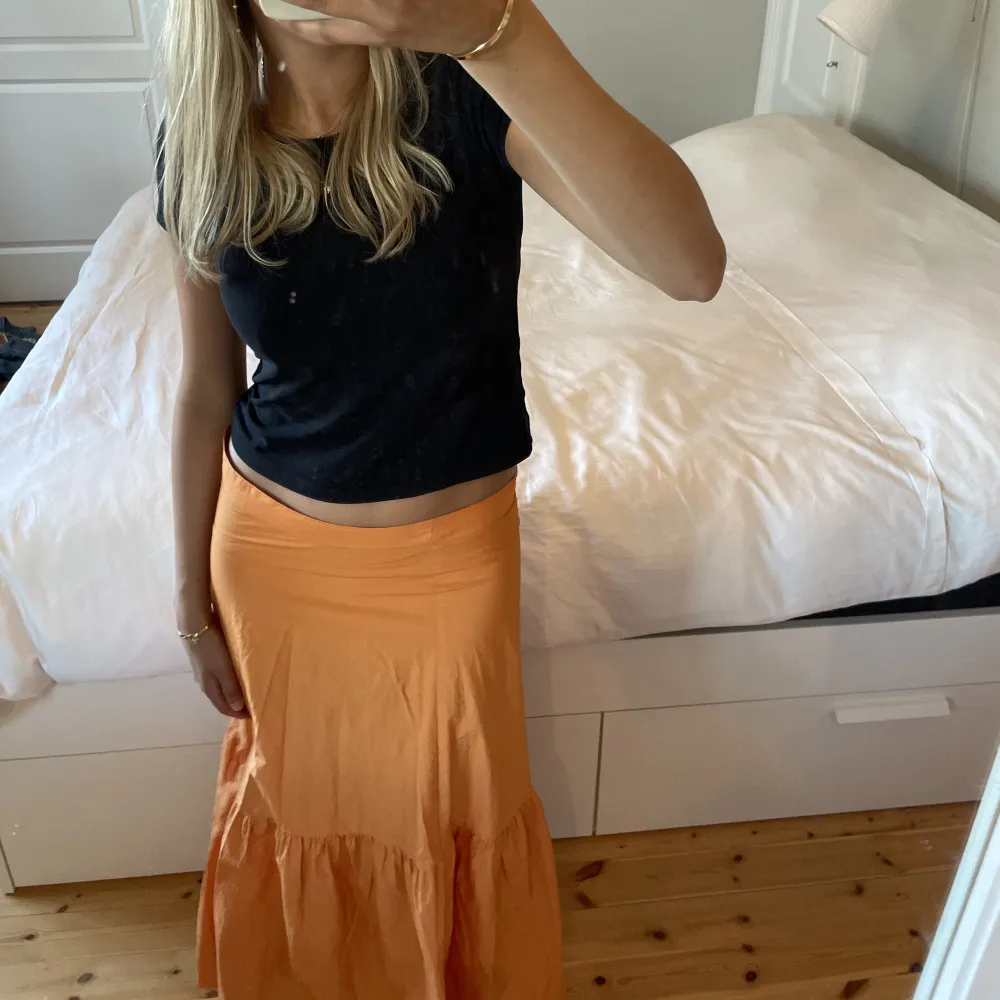 Så fin orange Långkjol som tyvärr va för kort på mig som är ca 172💓💓 storlek 38. Kjolar.
