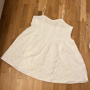 Vit klänning - Helt oanvänt, beställt fel storlek.