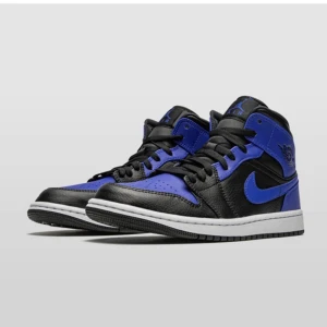 Jordan 1 mid - Säljer mina Jordan 1 mid hyper royal då de är förstora för mig och inte används längre. Bra skick. Skicka meddelande för egna bilder. 