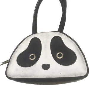 Panda väska  - Använd (tvättas innan den skickas) Gullig panda väska men mycket rum äkta läder🤍