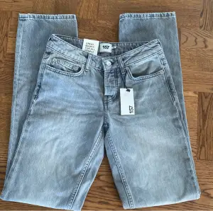 Säljer ett par helt nya jeans från Lager 157 pågrund av att jag beställde två par och hann inte skicka tillbaka. Storlek xxs.