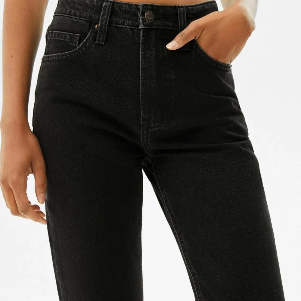 Fina svarta jeans som passar perfekt till hösten. . Jeans & Byxor.