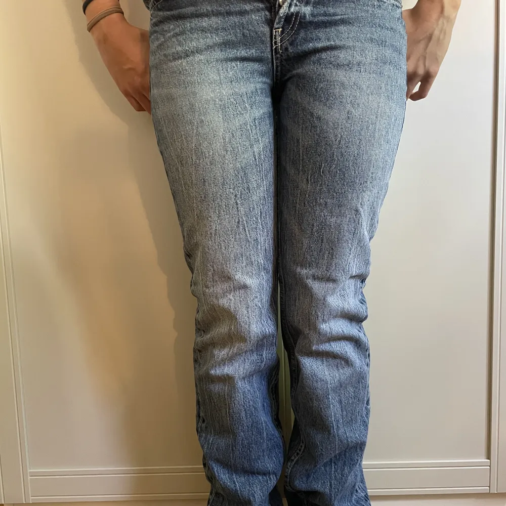 Blå Midrise straight jeans från zara i storlek 34, nypris 300 ungefär 💓. Jeans & Byxor.