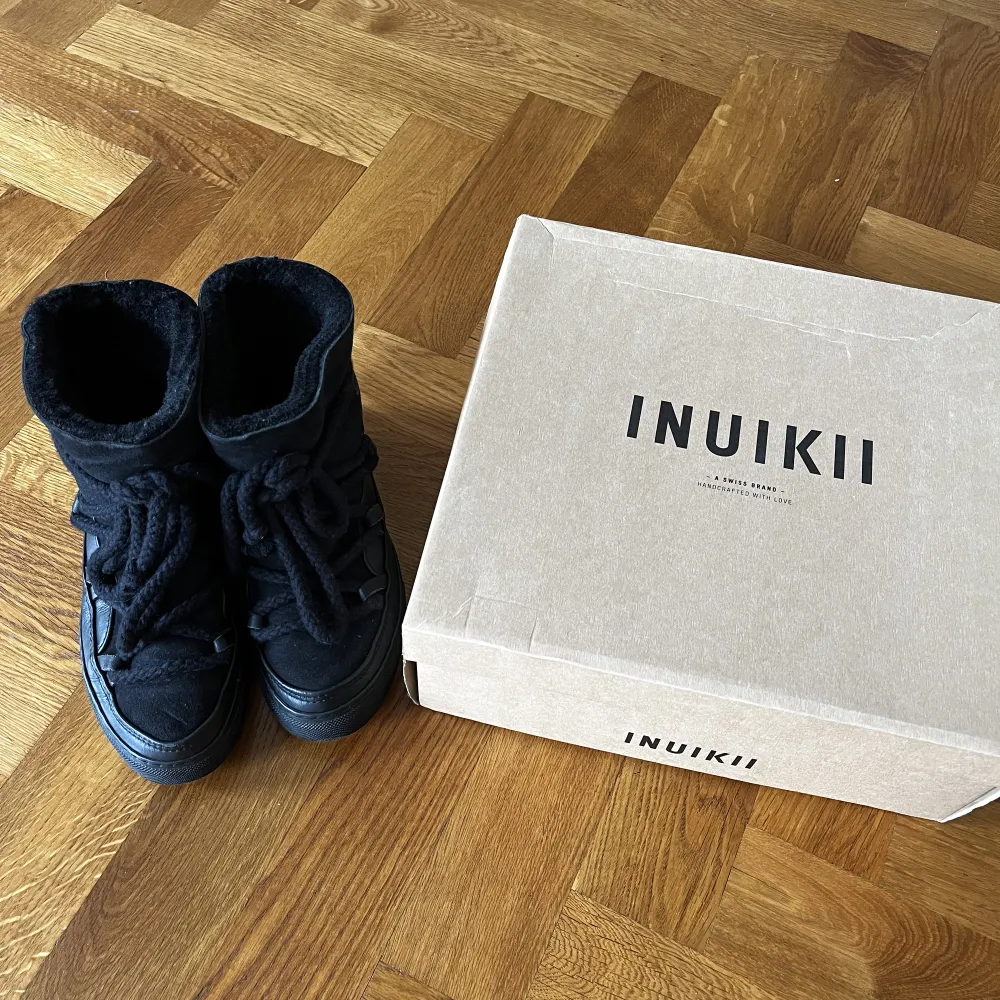 Jättefina inuikii vinter skor i storlek 36. Använda ett fåtal tillfällen. Säljer pga att dom är lite för små. . Skor.