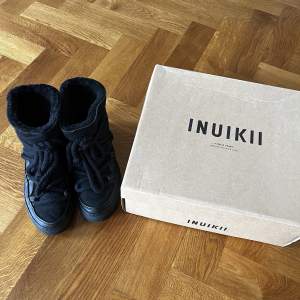 Jättefina inuikii vinter skor i storlek 36. Använda ett fåtal tillfällen. Säljer pga att dom är lite för små. 