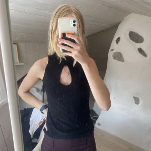 Svart linne - Svart linne med ”hål” på framsidan. Paketpris vid köp av flera saker från mig 😂