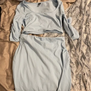 Sett - Ett blått sett med en kjol och tröja