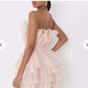 Glittrig klänning - Säljer min älskade studentklänning då den inte kommer att komma till användning igen. Använd 1 gång, storlek 36, men aningen insydd vid bysten.