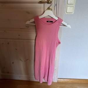 Rosa klänning från Bikbok, storlek S