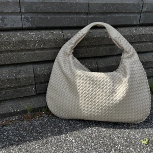 Vävd väska  - Säljer en helt ny vit/beige väska från Pitaya då den inte kommer till användning. Köpte för 720kr 💗