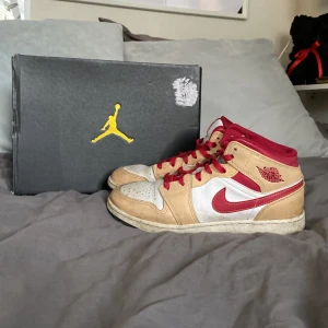 Jordans 1 storlek 38❤️ - Hej säljer mina Jordans 1 från kicks and stuff som är för små för mig nu några små repor privat för bättre bilder ❤️❤️❤️⭐️köpt för 2499