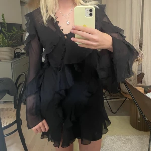 Klänning med volanger - Cool klänning med massa volanger och detaljer💛