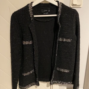 Tofta - Svart kofta från Reserved i storlek 38