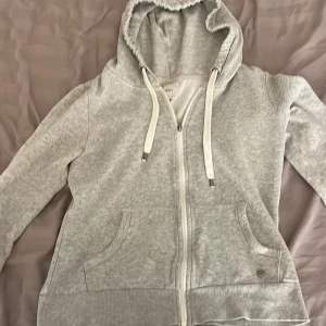Grå huvtröja  - Säljer denna gråa huvtröjan i storlek S. Använt ett par gånger, fortfarande bra skick