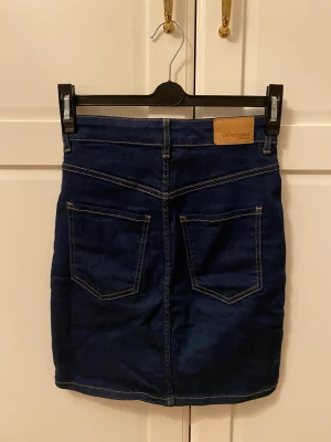 Gina kjol - Super snygg minikjol från Gina Tricot. Det är andvänd fåtal gånger men den har en liten defekt under den vänstra fickan. Ingen är som syns tydlig och absolut inte när den andvändning. Den är i modellen Molly. Du står för frakten. 