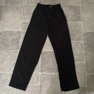 Kostymbyxor - Högmidjade kostymbyxor med vida ben