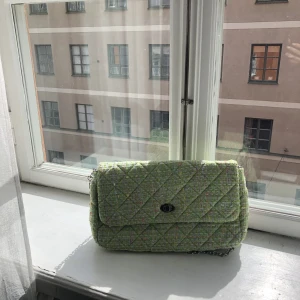 becksöndergaard - Väska som är aldrig använd. Nypris 999kr. Superfin går även att vika bandet om man vill ha kortare .