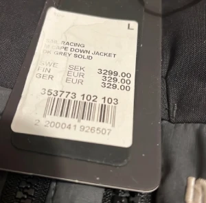 Sail Racing Jacka  - Sail Racing M Cape Down Jacket Säljer jackan för att den är för stor för mig. Köpte den förra året i November. Jackan har två skador därför säljer jag den för så billigt. Orginal pris är 3299. Digital Kvitto  och Tags finns kvar. 