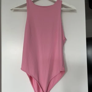 Oanvänd body från zara  - Köpt i fel storlek därför oanvänd. Skönt material