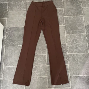 Kostymbyxor  - Slits där fram