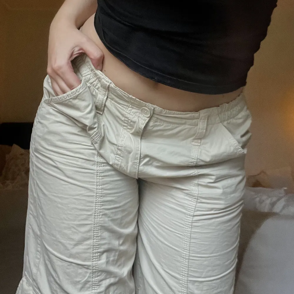 Jättesnygga beiga cargobyxor från Urban Outfitters. Kvalité som nya!! 💞. Jeans & Byxor.