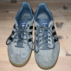 Adidas gazelle - Grönblå Adidas gazelle i storlek 41 köpta secondhand💚💙