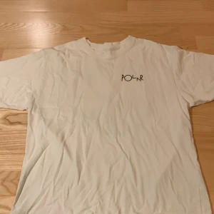 Polar tshirt - Snygg T-shirt från polar, trycket på ryggen är lite slösat, sen finns det ett väldigt litet bläck märke på framsidan som knappt syns (visas på sista bilden) 