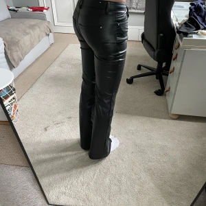 Läderbyxor - Coola läderbyxor i strl 36. Jag är 178 cm lång. Från zara men har sytt om midjan till lowwaist.