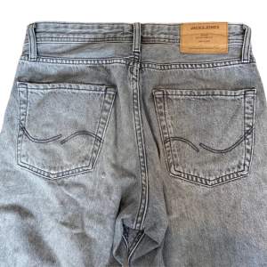 Hej säljer ett par gråa Jack and Jones jeans i scick 6/10 då den har ett litet hål vid röven som man kan se på andra bilden och så har den lite slitage som man kan se på tredje bilden men annars rätt okej scick kan mötas upp och frakta med postnord