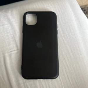 En iPhone 12 telefonskal som är svart 