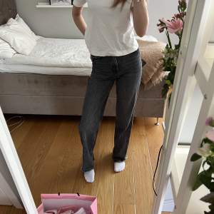 Superfina högmidjade gråa jeans från Zara i jättebra skick! 🙌🏼💖