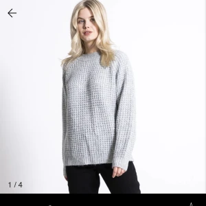 Stickad tröja - Säljer min svarta stickade tröja ifrån lager157! Har två st så säljer en💕 fanns ingen bild på den svarta på hemsidan