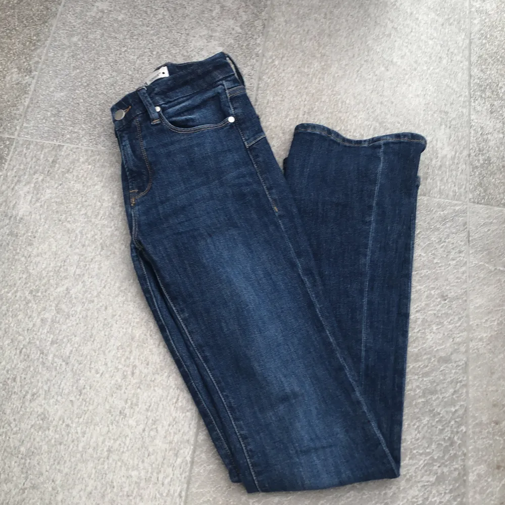 Säljer mina mid waiste flared jeans från Zara, dem är i ny skick då jag aldrig använt dem. Lite långa för mig som är 155😊kontakta mig om ni har frågor eller funderingar. Jeans & Byxor.