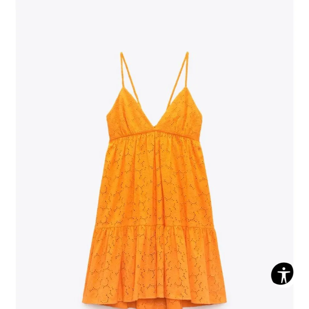 Selger denne drit fine kjolen fra Zara! Den er lite brukt og derfor selger jeg den☺️kom gjerne med bud!. Klänningar.