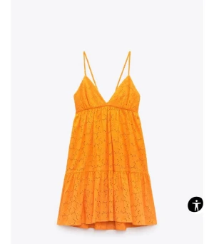 Zara kjole - Selger denne drit fine kjolen fra Zara! Den er lite brukt og derfor selger jeg den☺️kom gjerne med bud!