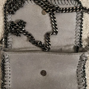 Liten väska - Säljer denna superfina väska som aldrig kommer till användning.💞vet ej vart den kommer ifrån köptes här på Plick💕