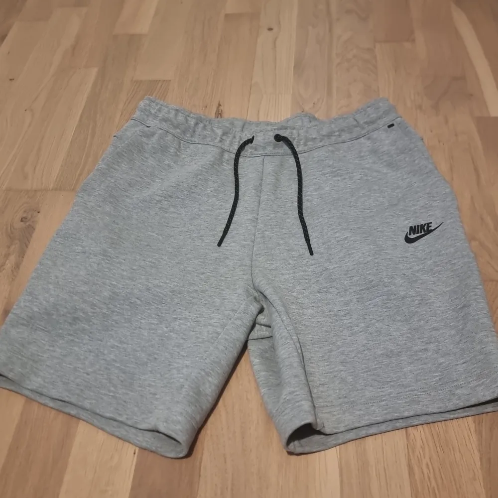 Nike tech shorts storlek M, helt nya oanvända, säljer för att dem passade inte mig. . Shorts.