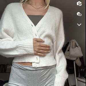 Stickad kofta - SÅ söt stickad kofta från Gina Tricot i strl S. Premium quality serien så nypris är 600 kr!💕jag är 171 cm lång! INGA DEFEKTER🤍 använd gärna köp nu! 🩵