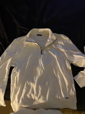 Massimo Dutti zip - Säljer denna fräscha 1/4 zip från Massimo dutti. Den har kommit till användning 1 gång och har legat i garderoben sen i julas. Så väldigt bra skick! 