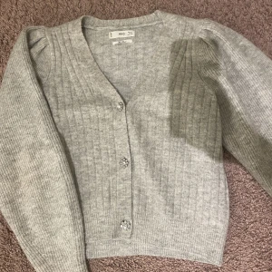 Stickad kofta - Stickad kofta från Mango🩶