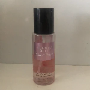 Victoria secret velmet petals - En super god mist som vunnit mig många komplimanger. Säljer den då jag hittat min signatur doft vilket gör att den här inte kommer till användning.