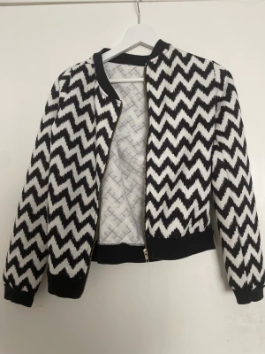 Jacka - Jacka/kofta i zebramönster i bra skick! Dm för frågor💗