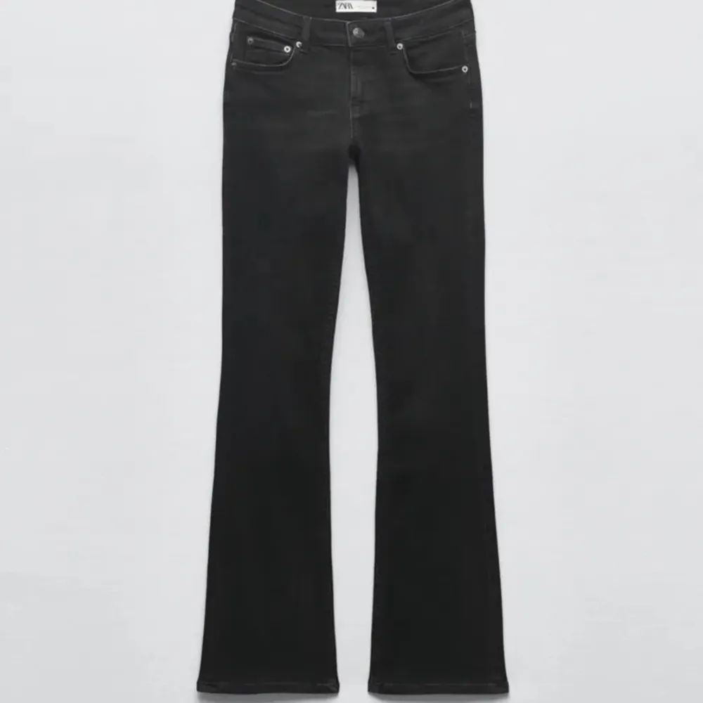 Säljer dessa lågmidjade bootcut jeans från zara. Köpte här på plick o lappen är bortklippt men skulle tippa på stl 36💖 nyskick och säljs inte längre! . Jeans & Byxor.