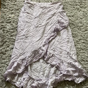 Kjol💕 - Säljer en jättefina rosa blommig kjol som är perfekt till sommaren💕Helt ny💕