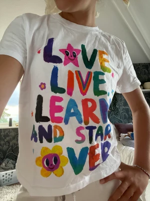 T-SHIRT - Jätte fin t-shirt som inte går att köpa längre matchar till allt. 