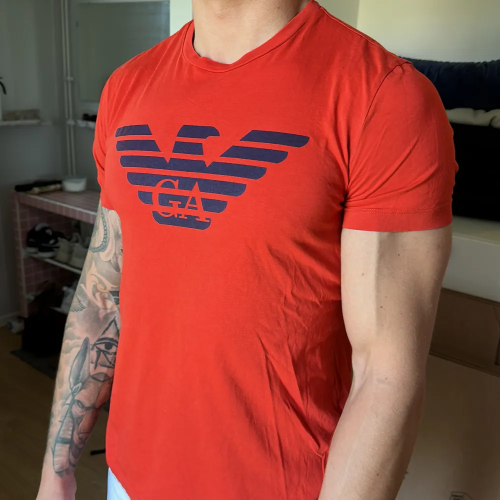 Röd Armani t-shirt i riktigt gott skick, sällan använd! Storlek M, slimmad passform.. T-shirts.