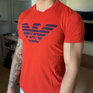 Röd Armani t-shirt i riktigt gott skick, sällan använd! Storlek M, slimmad passform.